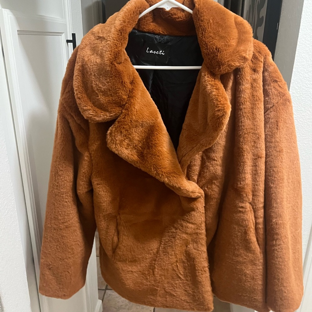NWOT Laseti Women's Tan Faux Fur Coat